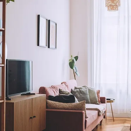 Downtown Luxe & Stylish