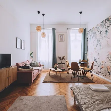 Apartment Downtown Luxe & Stylish Budapest