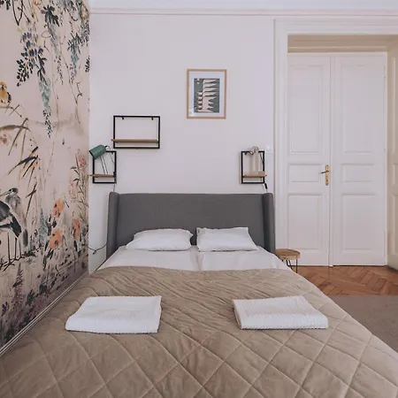 Apartment Downtown Luxe & Stylish Budapest