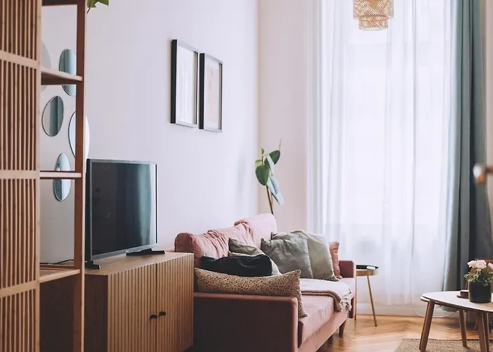 Downtown Luxe & Stylish